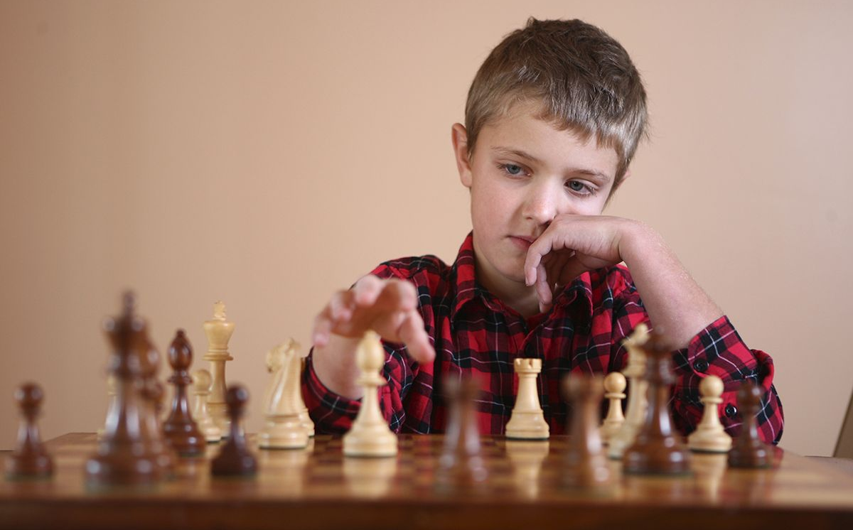 beneficios de jogar xadrez - pensativo