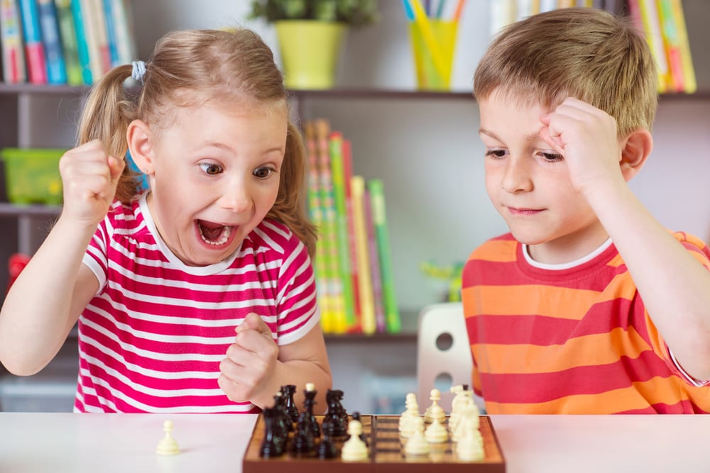 crianças jogando xadrez
