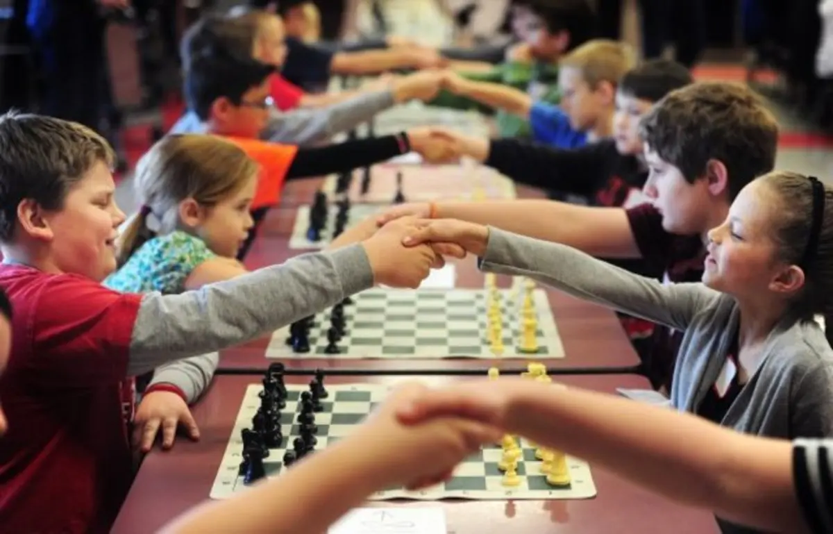 xadrez - competidores se cumprimentando